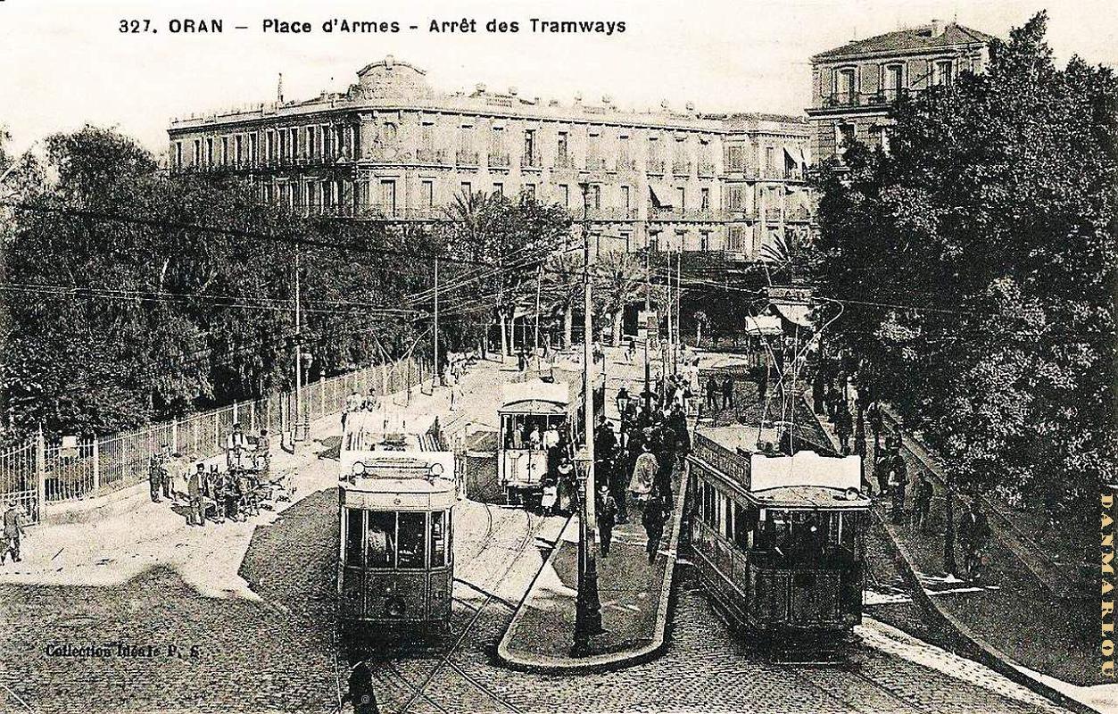 PA c- 052- Place d'Armes- trams et autobus.jpg